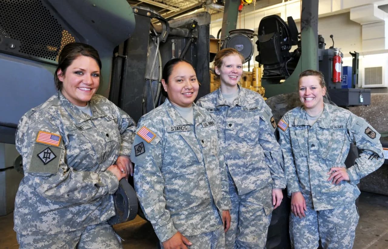 Długie włosy w wojsku: Czy żołnierz może je nosić? Przepisy i zasady