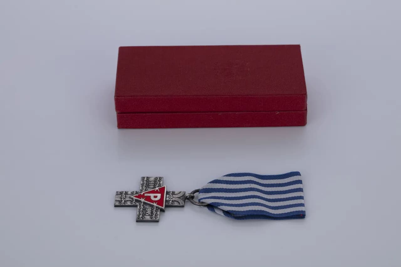 Krzyż Oświęcimski: Jakie jest jego znaczenie? Symbol cierpienia więźniów