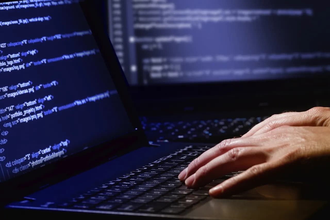 Wojna cybernetyczna: nowy wymiar konfliktu, który zmienia świat